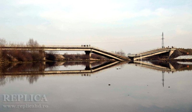 Podul de la Bretea Română ar trebui să fie reconstruit, după cele mai pesimiste planuri, cel mai târziu până în toamna anului viitor